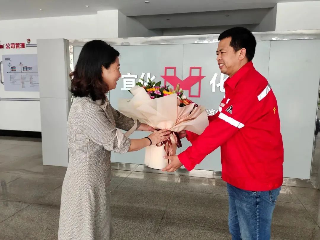 宜昌市總工會(huì)黨組成員、副主席李敏一行到化機(jī)公司慰問(wèn)市勞動(dòng)模范左霄