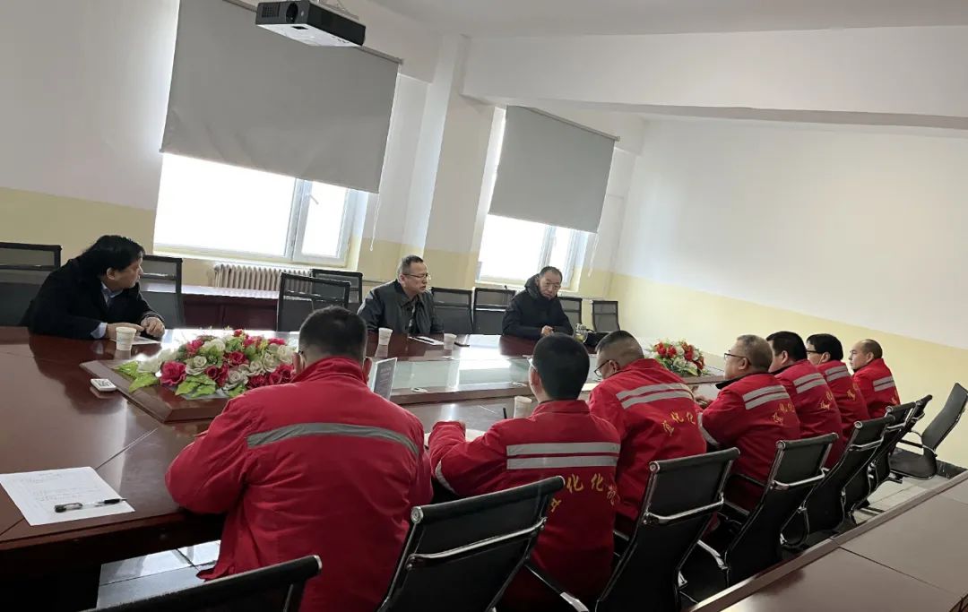 化機公司黨委書記、董事長、總經(jīng)理楊中澤一行到新疆項目部現(xiàn)場辦公