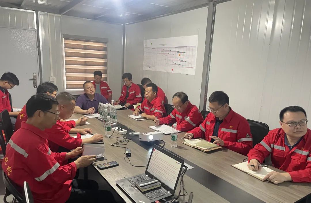 化機(jī)公司黨委書記、董事長、總經(jīng)理?xiàng)钪袧梢恍械绞返だ?xiàng)目現(xiàn)場辦公