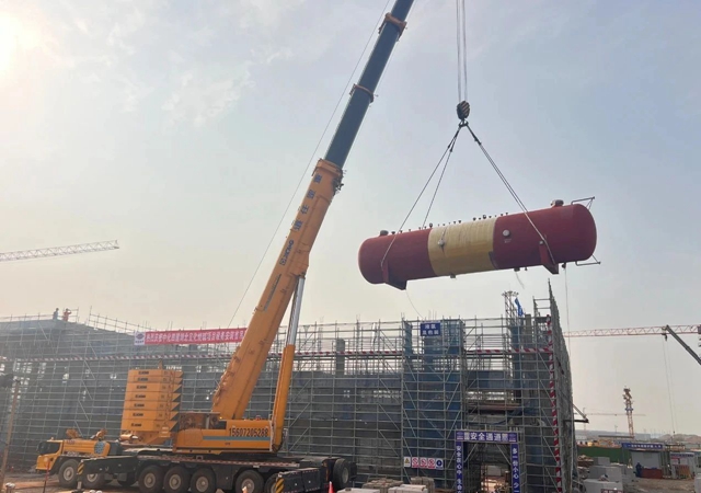 首臺(tái)大型設(shè)備“落戶”，氯堿新能源項(xiàng)目吹響工程設(shè)備安裝新號(hào)角！(圖1)