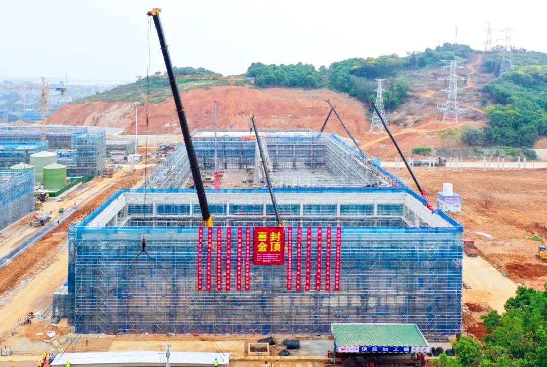 楚星生態(tài)項(xiàng)目尿素庫(kù)順利封頂(圖2) 楚星生態(tài)項(xiàng)目尿素庫(kù)順利封頂(圖2)