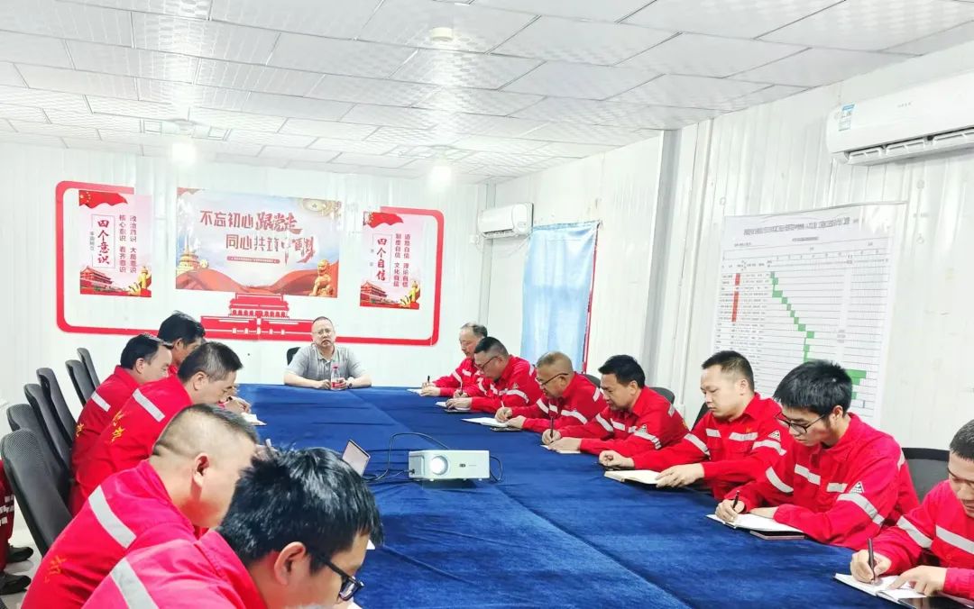 化機公司黨委書記、董事長、總經(jīng)理楊中澤到新疆項目部現(xiàn)場辦公(圖2)