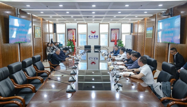 中國氮肥工業(yè)協(xié)會理事長顧宗勤一行到訪宜化集團(圖1) 中國氮肥工業(yè)協(xié)會理事長顧宗勤一行到訪宜化集團(圖1)