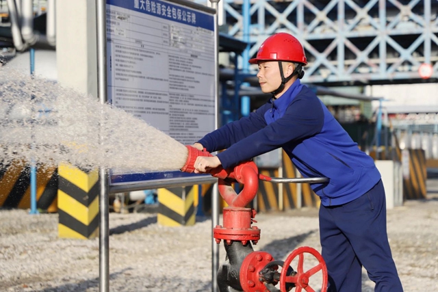 第一！股份公司鄢陽獲頒宜昌市消防設施操作員“榮譽金頭盔”(圖3)