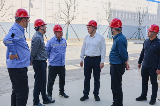 黃智華一行到宜化楚星整體升級(jí)改造項(xiàng)目現(xiàn)場(chǎng)調(diào)研(圖1)