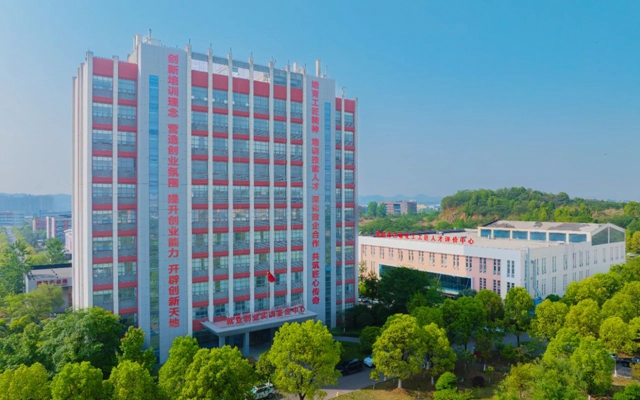 宜化職業(yè)培訓(xùn)中心榮獲“湖北五一勞動獎狀”(圖1) 宜化職業(yè)培訓(xùn)中心榮獲“湖北五一勞動獎狀”(圖1)