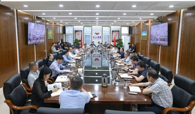 集團(tuán)穩(wěn)定生產(chǎn)提升效益指揮部召開(kāi)調(diào)度會(huì)(圖1) 集團(tuán)穩(wěn)定生產(chǎn)提升效益指揮部召開(kāi)調(diào)度會(huì)(圖1)