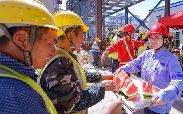 酷暑送清涼，關(guān)懷沁人心！宜化田家河園區(qū)全力保障職工高溫作業(yè)安全