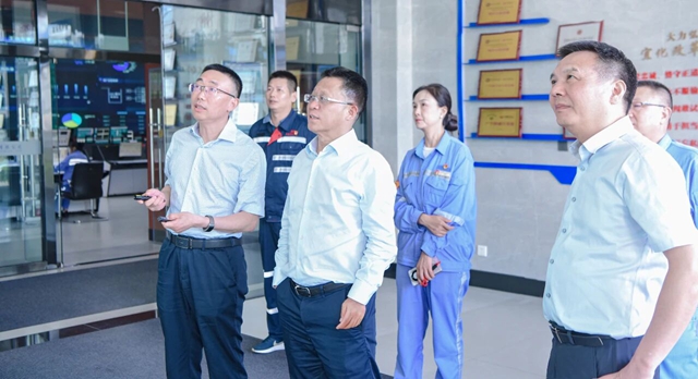 王大真到新疆、青海區(qū)域分子公司現(xiàn)場辦公(圖1)