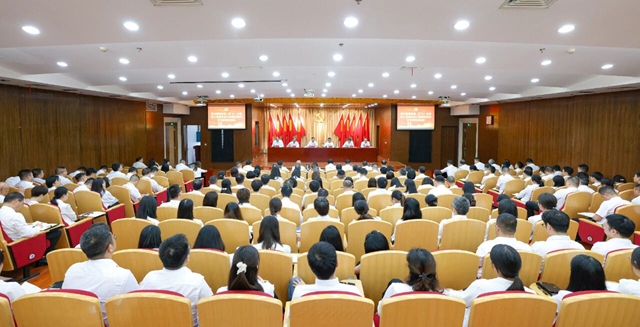 宜化集團(tuán)召開(kāi)黨委(擴(kuò)大)會(huì)議暨深入貫徹中央八項(xiàng)規(guī)定精神學(xué)習(xí)教育總結(jié)會(huì)(圖1) 宜化集團(tuán)召開(kāi)黨委(擴(kuò)大)會(huì)議暨深入貫徹中央八項(xiàng)規(guī)定精神學(xué)習(xí)教育總結(jié)會(huì)(圖1)