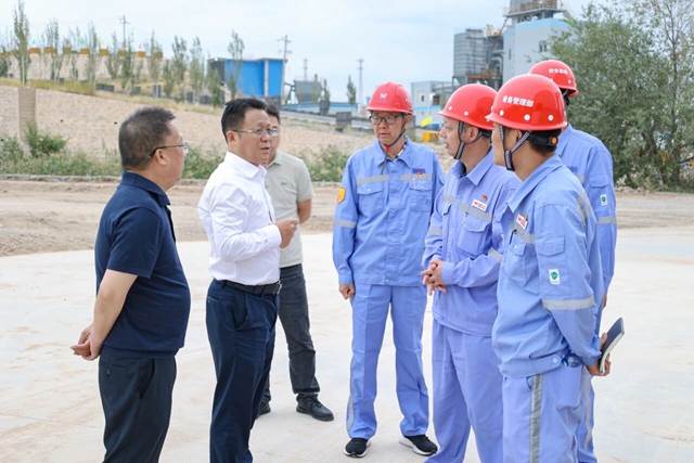 王大真到內(nèi)蒙古區(qū)域分子公司現(xiàn)場辦公(圖1) 王大真到內(nèi)蒙古區(qū)域分子公司現(xiàn)場辦公(圖1)