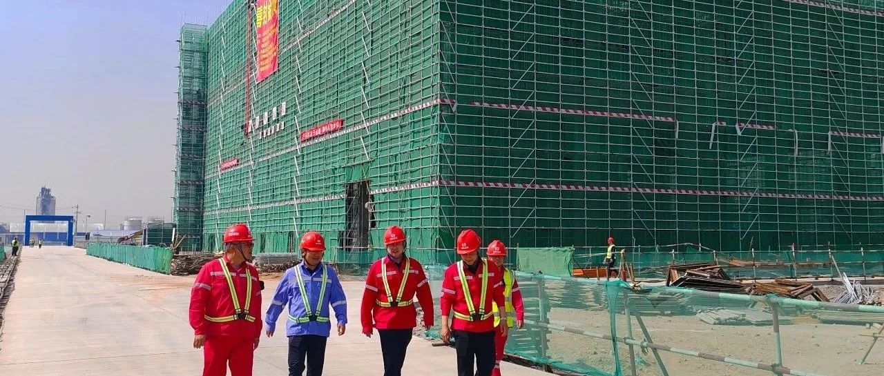 化機公司黨委書記、董事長、總經(jīng)理楊中澤到內(nèi)蒙季戊四醇項目現(xiàn)場辦公